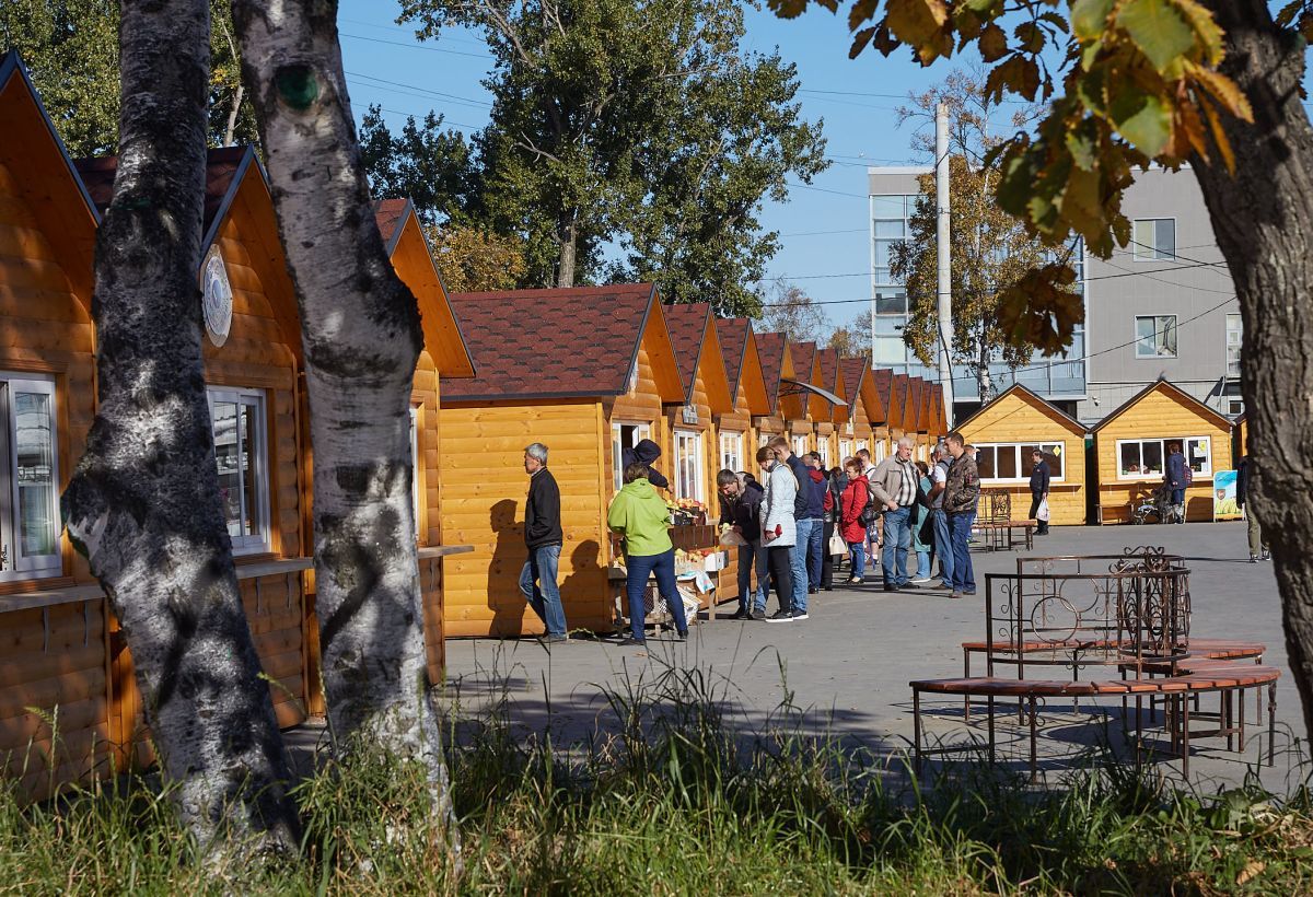 Ярмарка в южно сахалинске. Ярмарка Южно-Сахалинск. Центральная ярмарка, Южно-Сахалинск. Ярмарка Южно-Сахалинск сегодня. Ярмарка Южно Сахалинск дом быта.