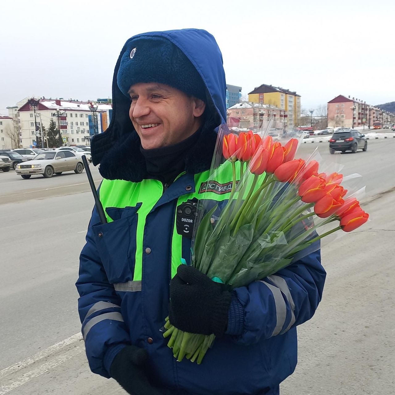 Цветы прекрасным нарушительницам вместо штрафов подарили сотрудники ГИБДД |  05.03.2022 | Южно-Сахалинск - БезФормата