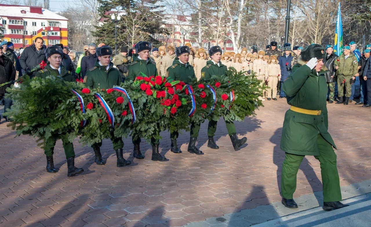 Возложение гирлянды к памятнику 9 мая