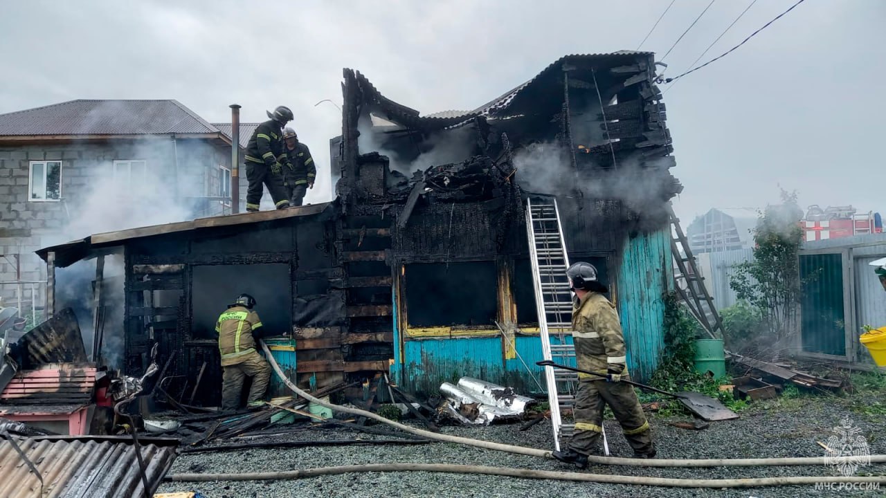 Пожарные потушили полыхающую дачу в Южно-Сахалинске | 04.07.2023 |  Южно-Сахалинск - БезФормата