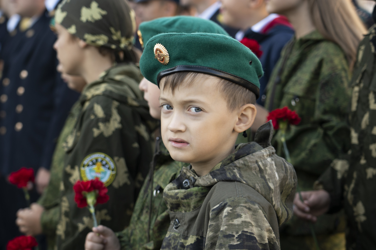 Поколением сохранившим. 3 Солдата с флагом России. Южная Осетия пограничники. Сахалин герои России. Медведев герой России пограничник.