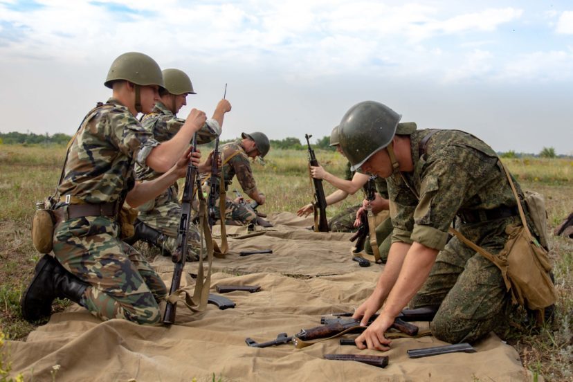 Ведение огня. Военный стреляет. Военные условия. Ведение огня из автомата. Ведение огня из АК.