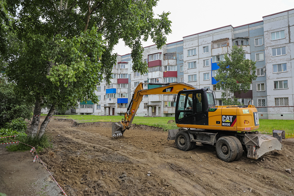 В Южно-Сахалинске набирает обороты ремонт дворов | 28.06.2023 | Южно- Сахалинск - БезФормата