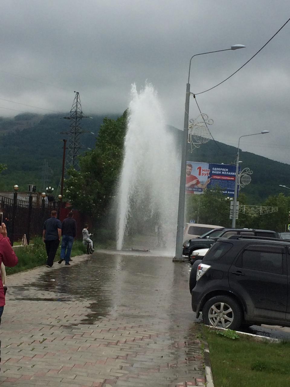 На Емельянова прорвало очередной пожарный гидрант | 04.06.2019 | Южно- Сахалинск - БезФормата