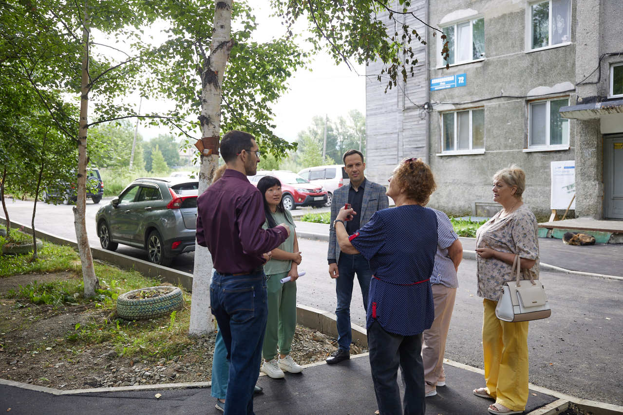 В островной столице продолжают благоустраивать дворы многоквартирных домов  | 02.08.2023 | Южно-Сахалинск - БезФормата