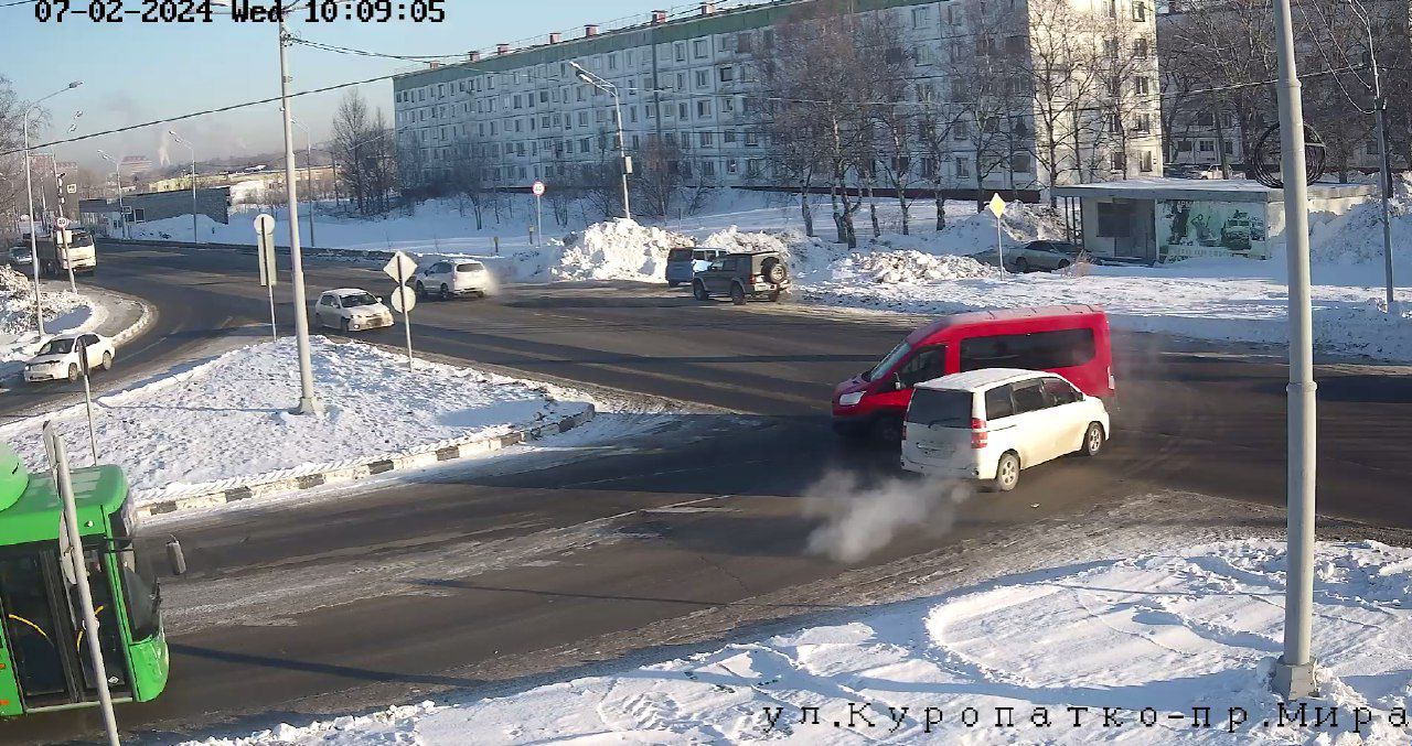 Притерлись боками автомобили на перекрестке в Южно-Сахалинске | 07.02.2024  | Южно-Сахалинск - БезФормата