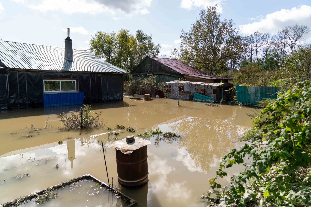 Спасатели откачали воду из подтопленных домов в Южно-Сахалинске |  08.10.2023 | Южно-Сахалинск - БезФормата