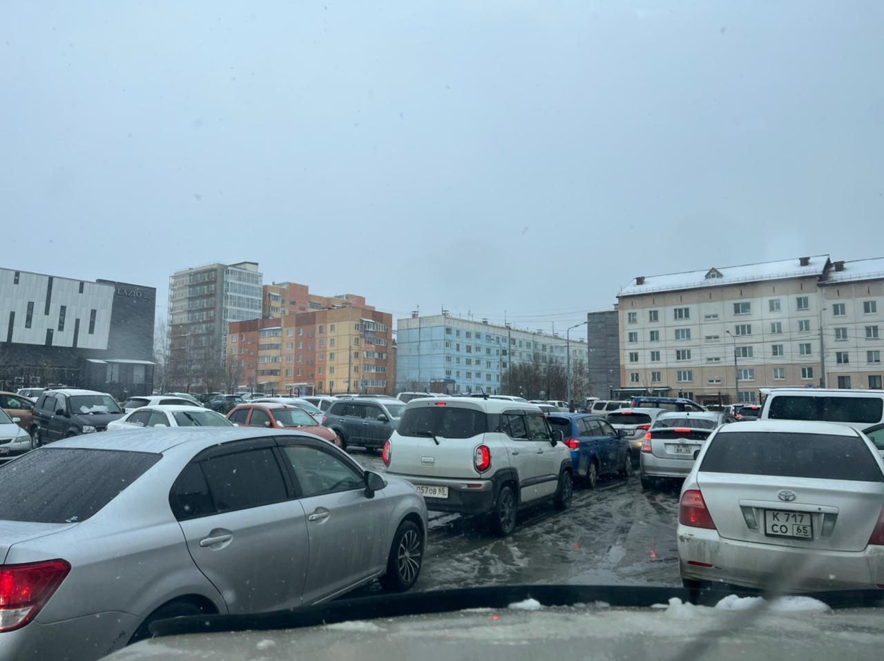 Серьезный транспортный затор образовался в Южно-Сахалинске | 07.05.2024 |  Южно-Сахалинск - БезФормата