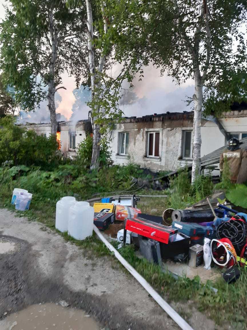 Пожарные борются с возгоранием жилого дома в Ласточке | 29.07.2020 |  Южно-Сахалинск - БезФормата