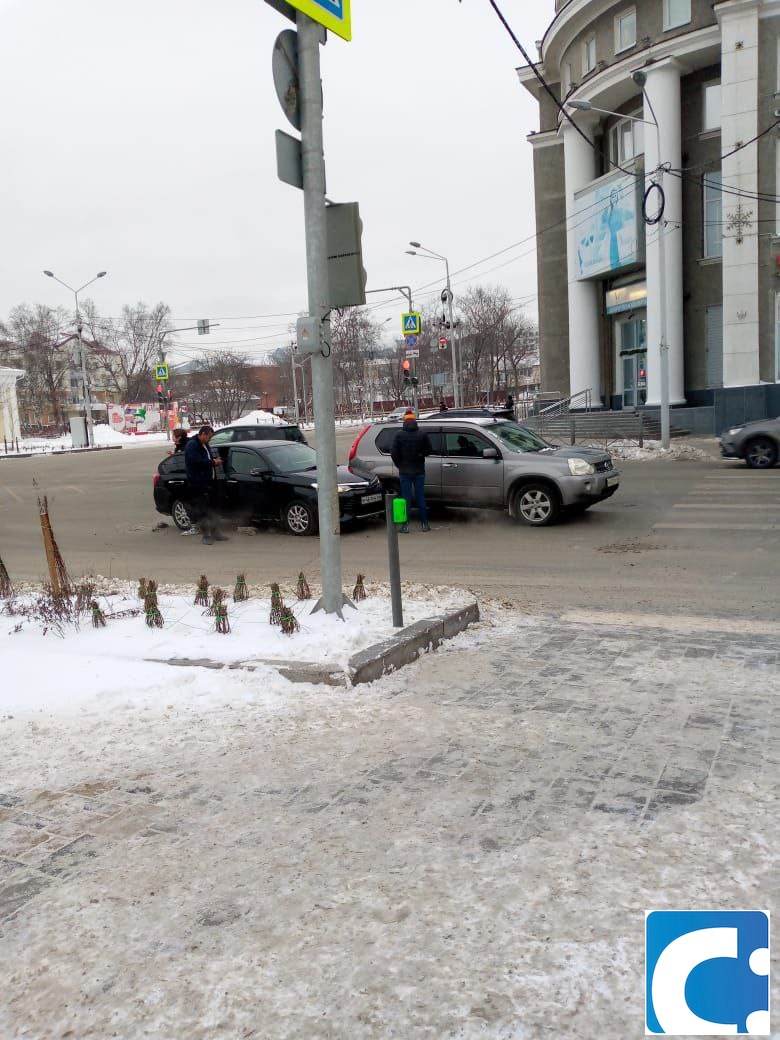 Догнала на светофоре и въехала в зад легковушка на универмаге «Сахалин» |  19.12.2023 | Южно-Сахалинск - БезФормата