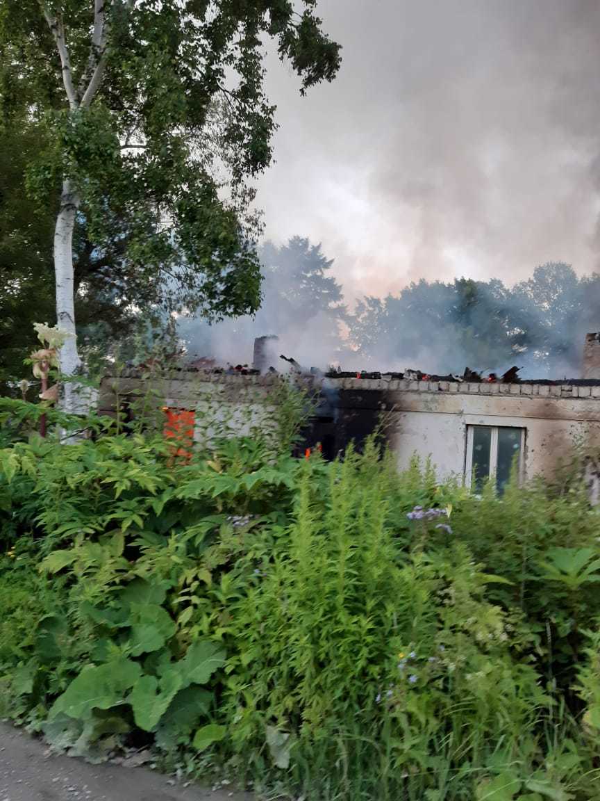 Пожарные борются с возгоранием жилого дома в Ласточке | 29.07.2020 |  Южно-Сахалинск - БезФормата