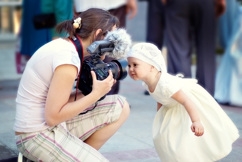 Фоткаю маму. Фотограф на детский праздник. Ребенок фотографирует. Ребенок фотограф. Фотограф снимает детей.