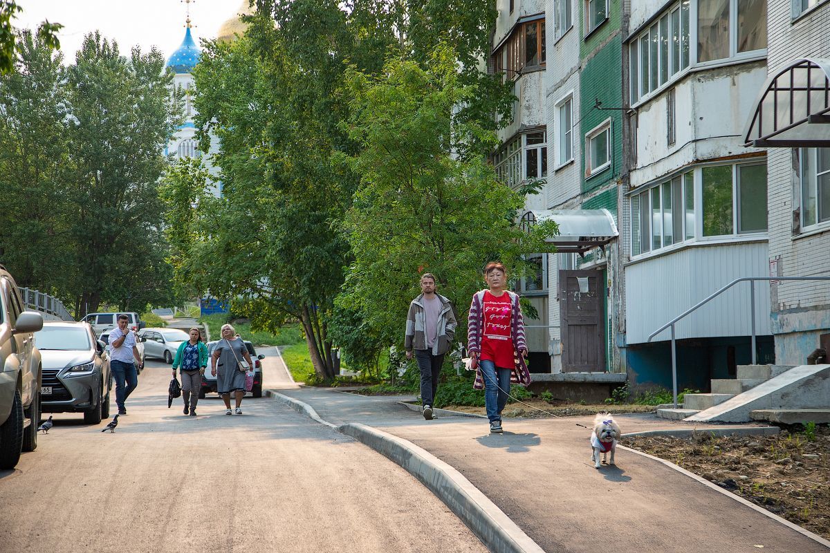 Очередной двор Южно-Сахалинска получил свое преображение | 05.07.2024 | Южно-Сахалинск  - БезФормата