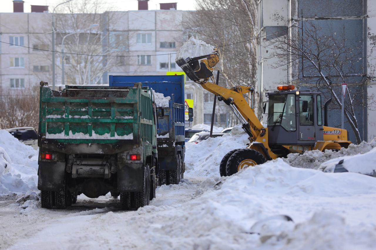 В Южно-Сахалинске продолжают бороться с последствиями циклона | 21.02.2021  | Южно-Сахалинск - БезФормата