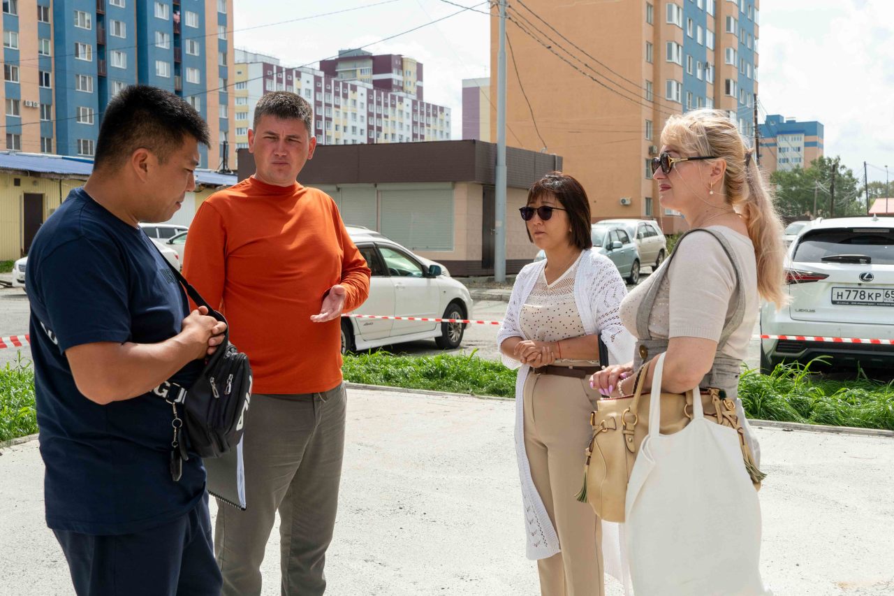 В Южно-Сахалинске продолжается ремонт дворов | 31.08.2022 | Южно-Сахалинск  - БезФормата