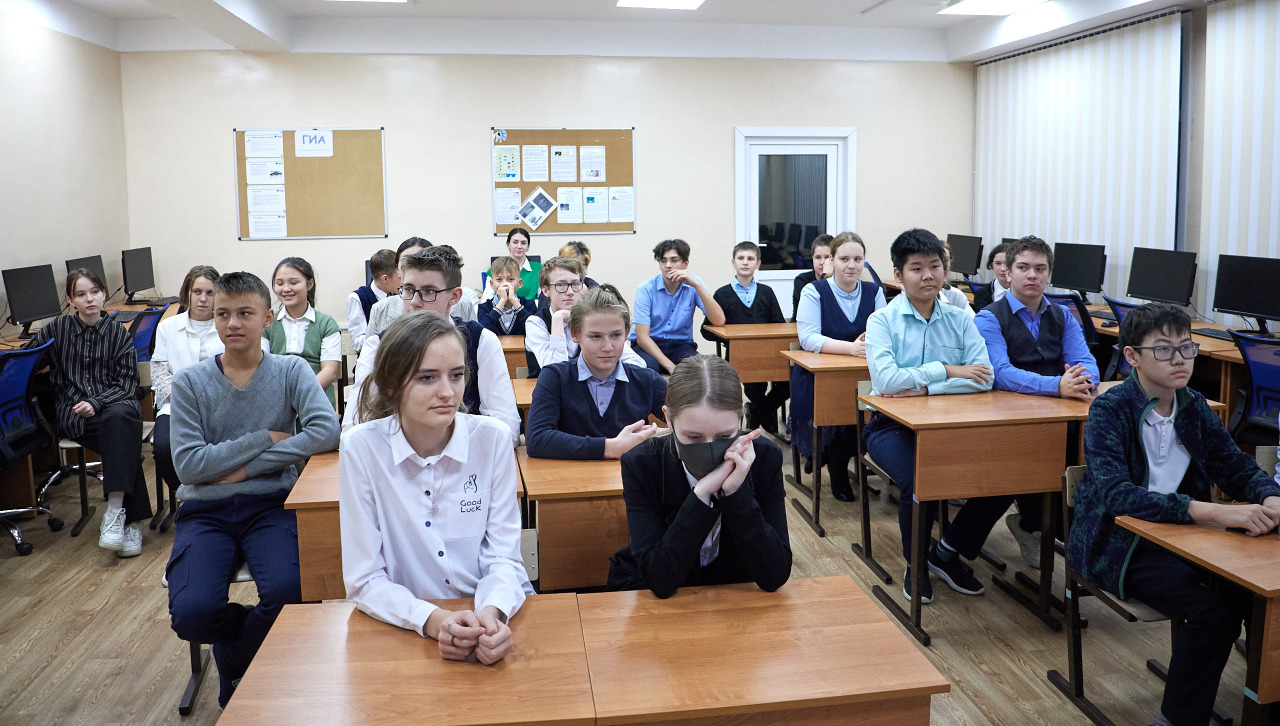 Ближе к дальнему. Школьники выпускной. Ученики выпуск фотосессия. Школа МАУ шо 31 Южный Сахалин. Олимпиада ближе к Дальнему 2022-2023.