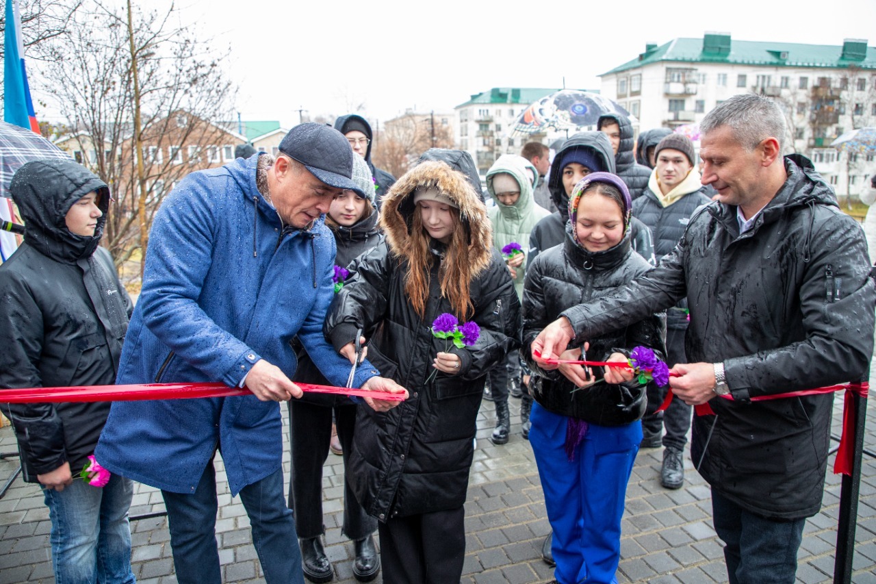 Стелу «Город трудовой доблести» открыли в Охе | 02.11.2022 | Южно-Сахалинск  - БезФормата