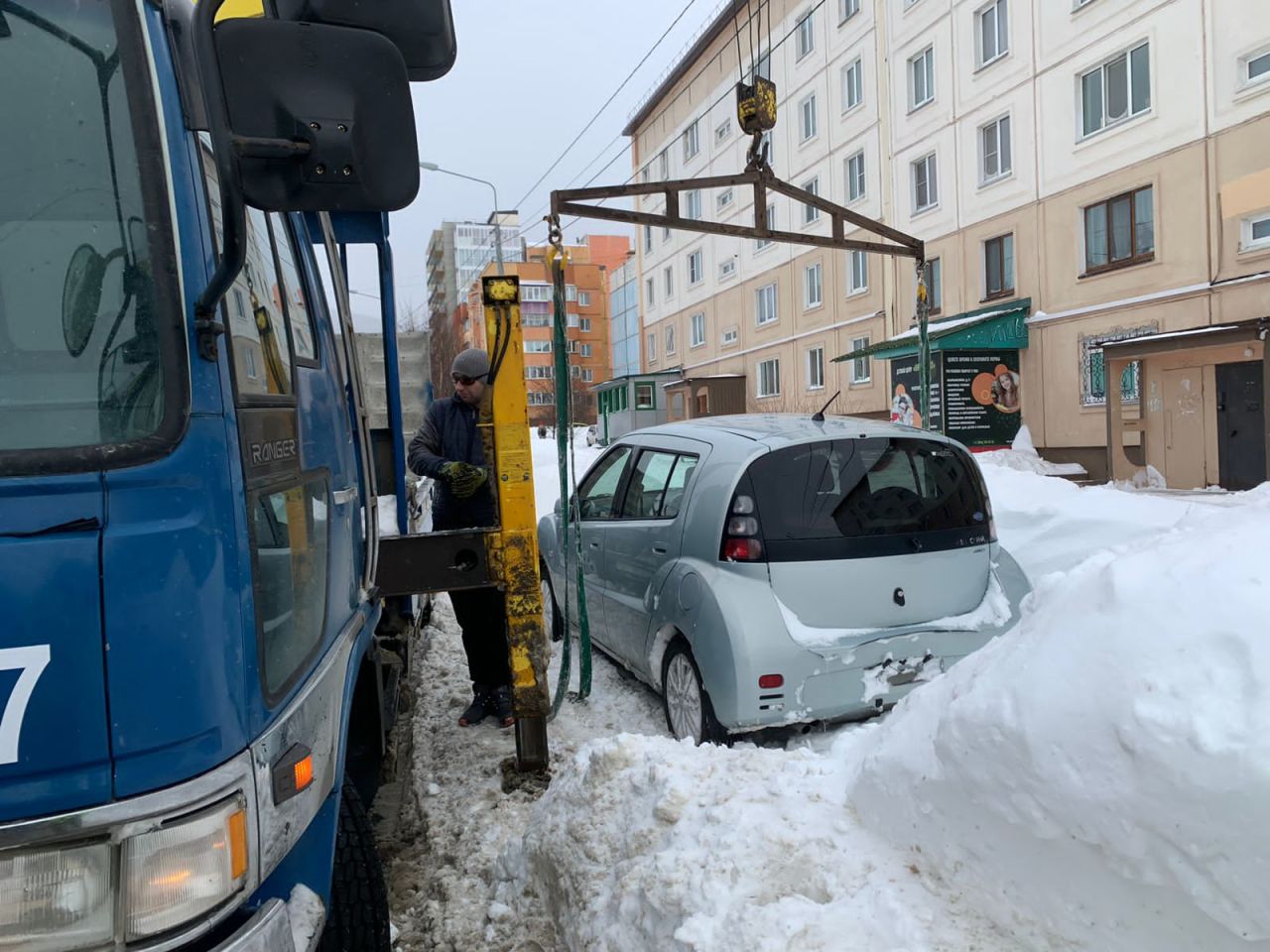 В Южно-Сахалинске эвакуируют автомобили, которые мешают расчистке города |  28.01.2024 | Южно-Сахалинск - БезФормата