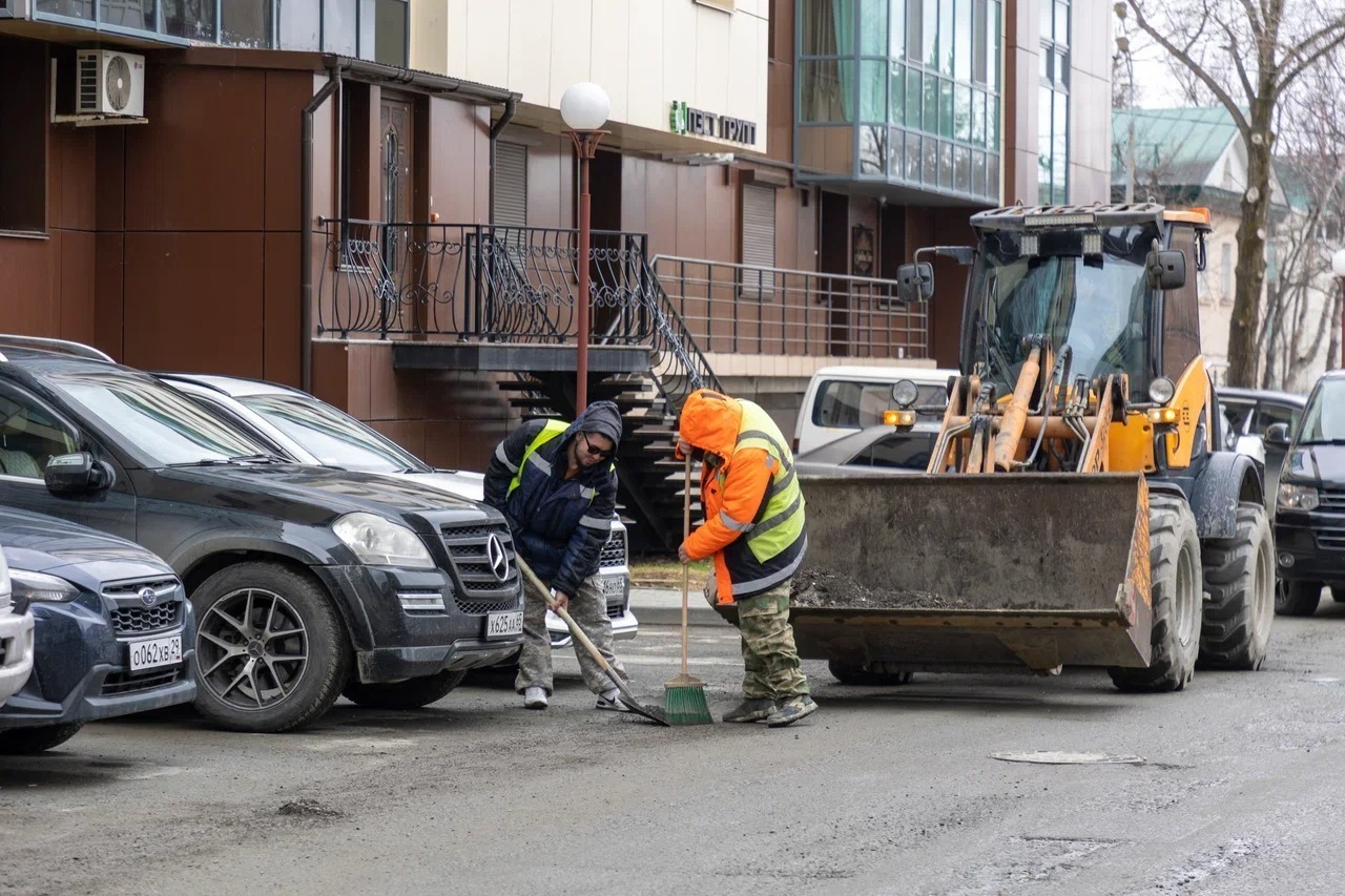 В Южно-Сахалинске проводят весеннюю генеральную уборку | 10.04.2023 |  Южно-Сахалинск - БезФормата