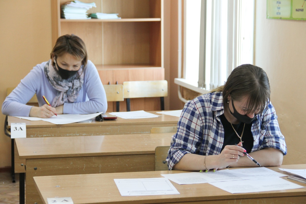 На последней парте. Родители за партой. Парта ЕГЭ. Старшеклассники села. Школьник за партой и подпись ЕГЭ.