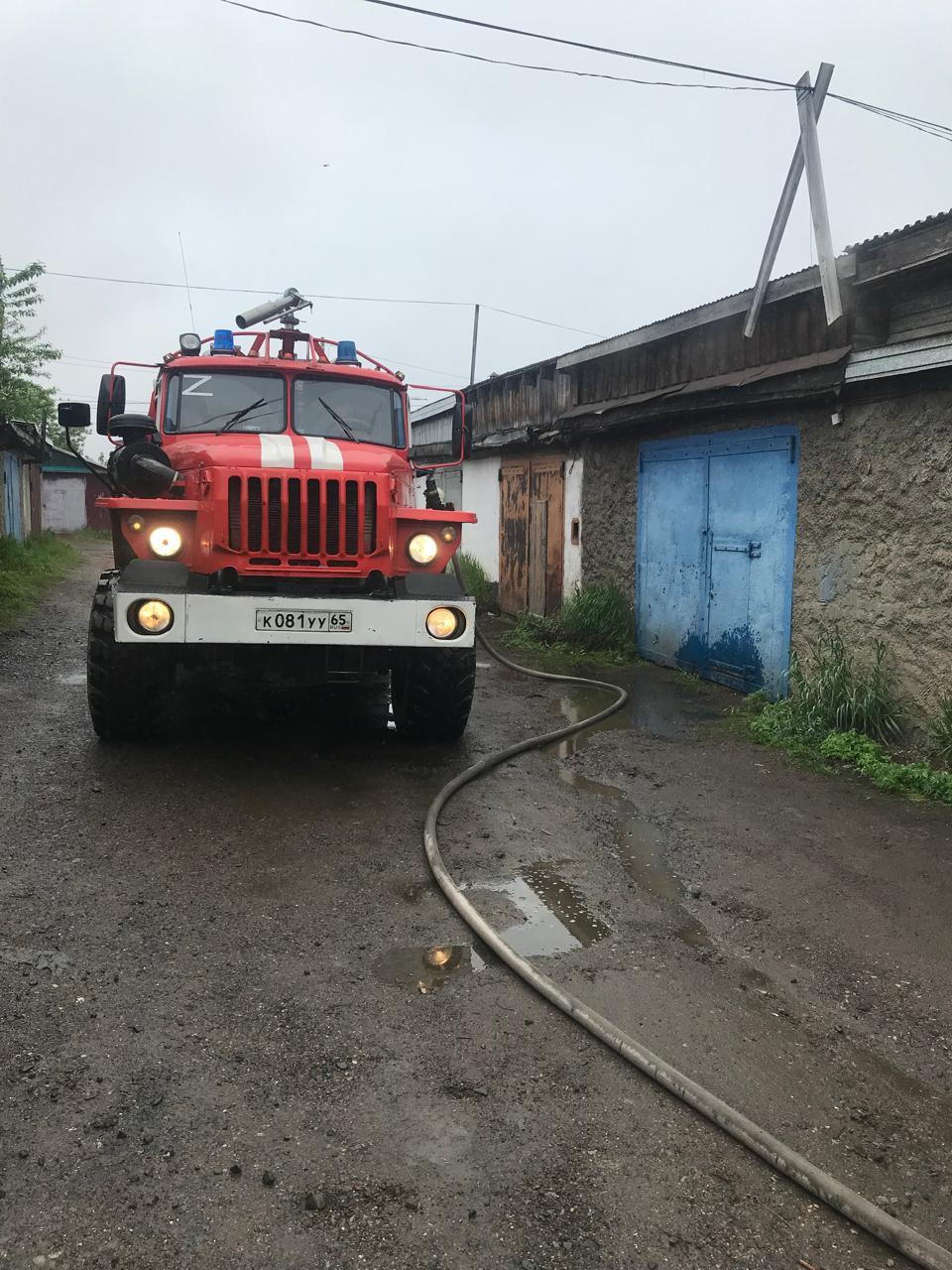 Пожарные успели спасти автомобили гаражного кооператива в Тымовске |  11.06.2024 | Южно-Сахалинск - БезФормата