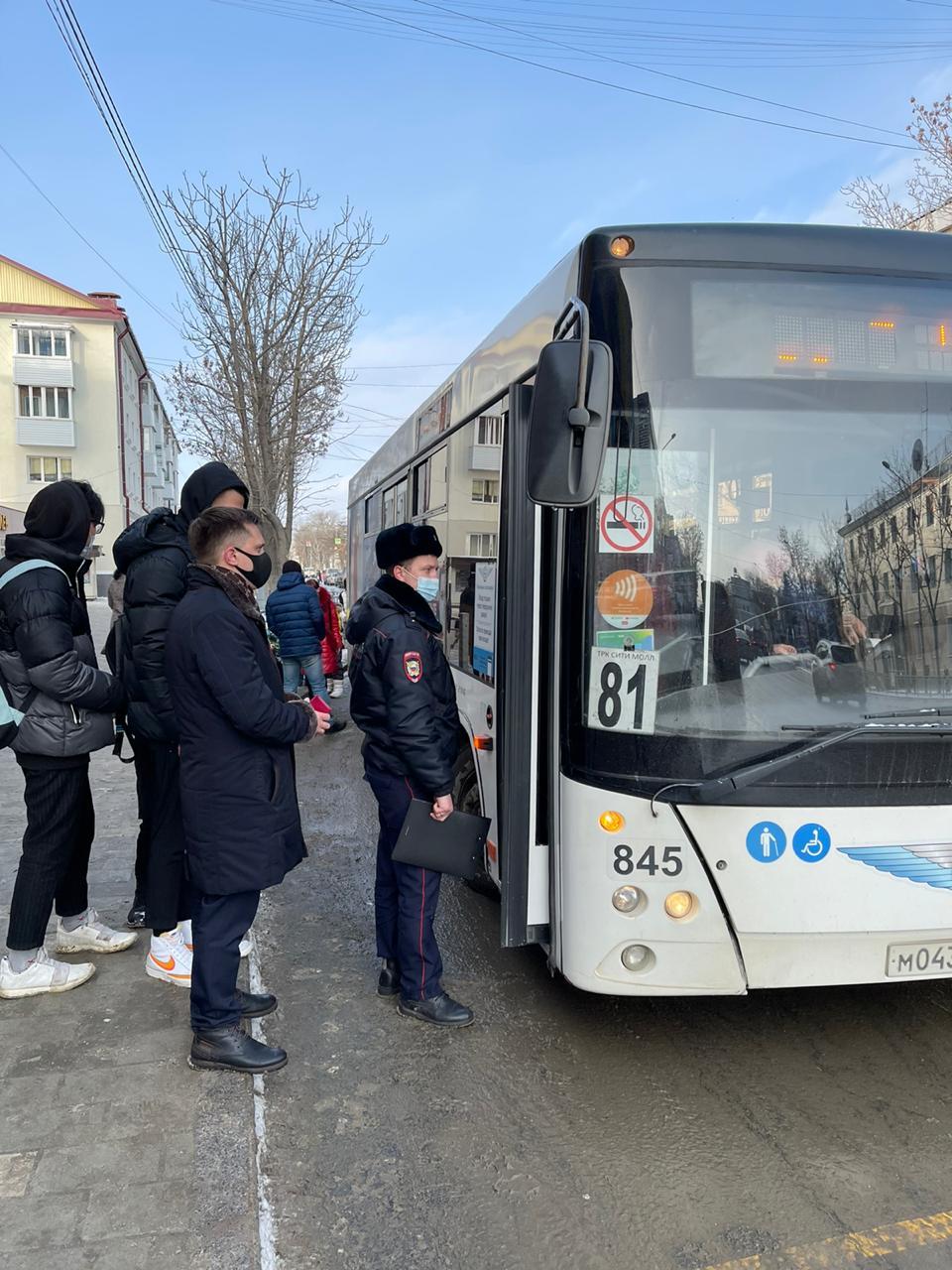 45 автобус южно сахалинск. Транспорт Южно-Сахалинск. Автобусы Южно-Сахалинска. Южно-Сахалинский автобус. Транспорт в Южно Сахалинске.