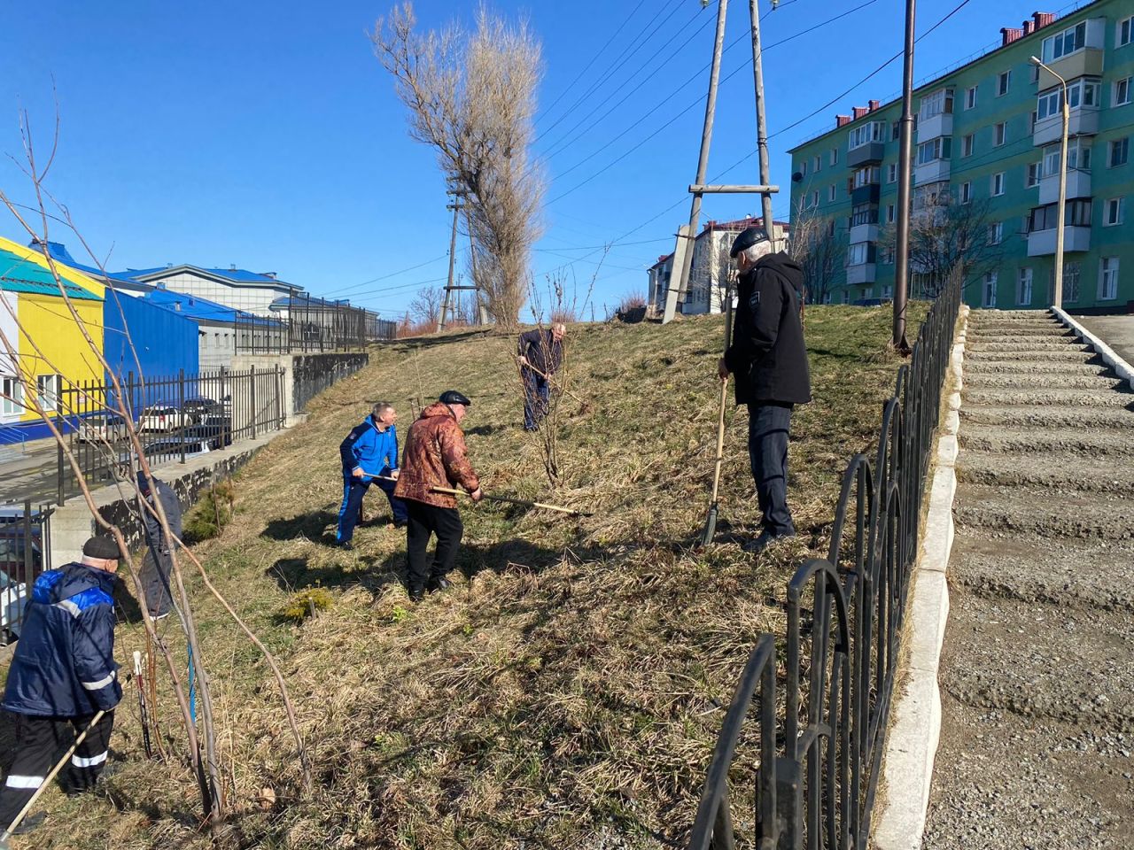 Ежегодный субботник прошел в Холмском городском округе | 16.04.2023 |  Южно-Сахалинск - БезФормата