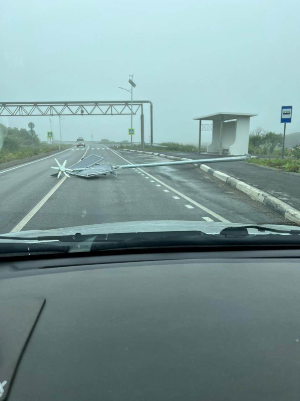 В Туманово снесло ветром дорожный столб с солнечными батареями | 08.08.2022  | Южно-Сахалинск - БезФормата