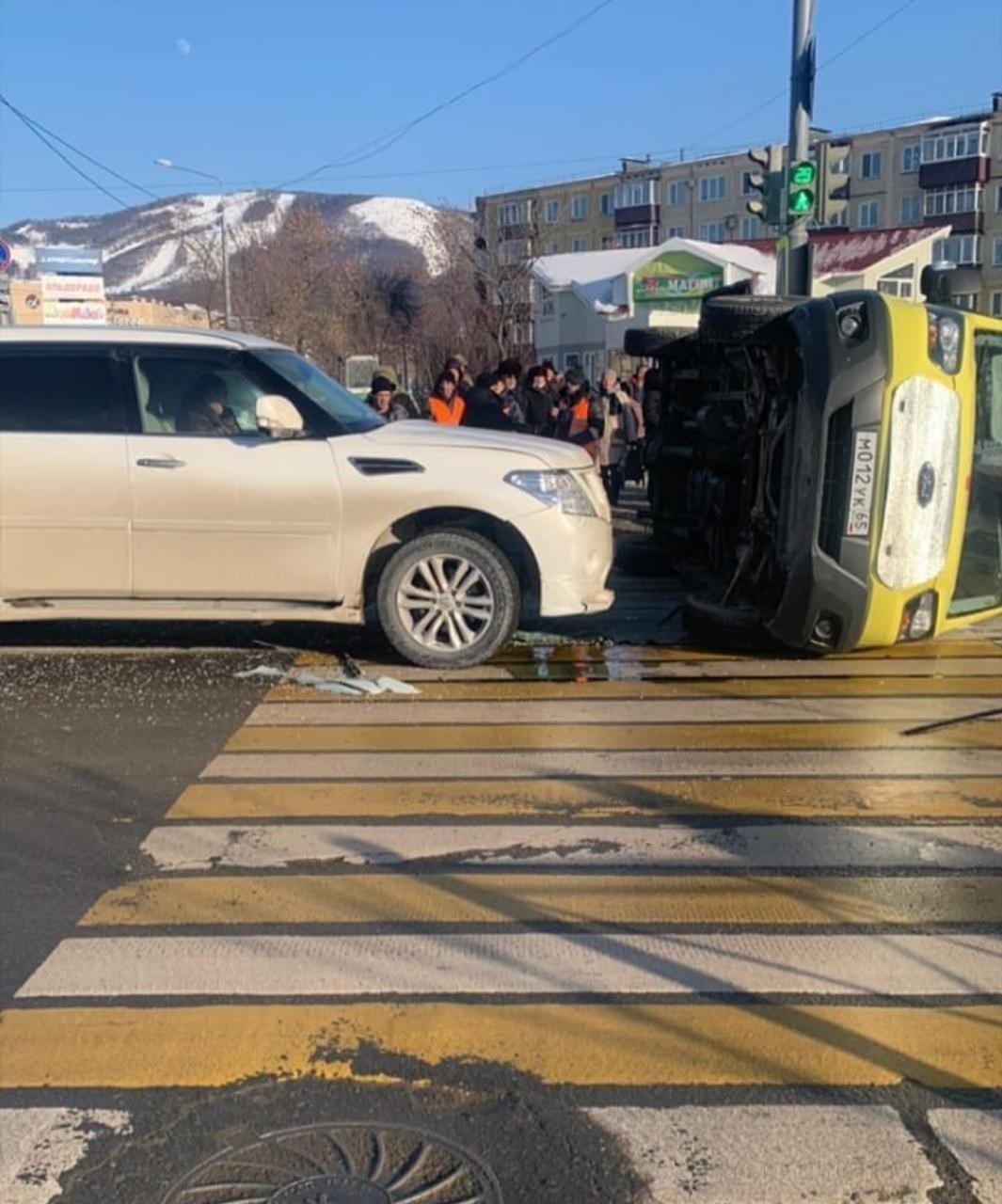 Девушка, протаранившая скорую помощь, скручивала номера на месте ДТП |  27.01.2021 | Южно-Сахалинск - БезФормата