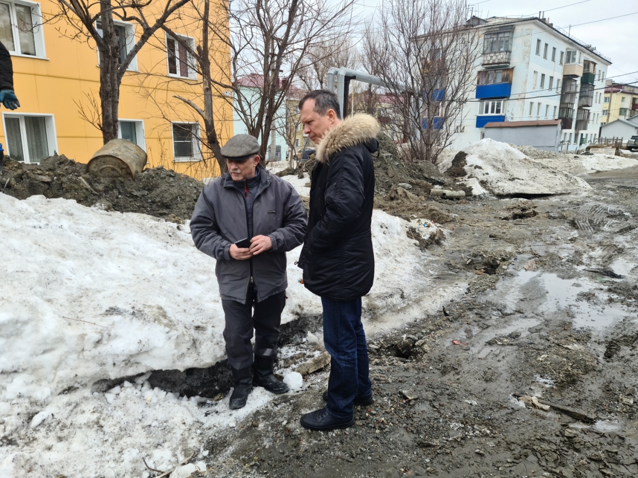 После жалоб жителей Холмска власти приступили к устранению порыва водовода  | 15.03.2022 | Южно-Сахалинск - БезФормата