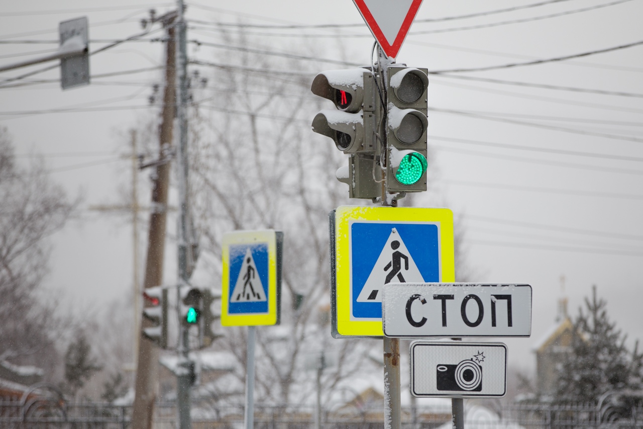 Светофор сургут. Светофор Южно-Сахалинск. Тихая 104 Южно-Сахалинск светофор. Интеллектуальный светофор. Адаптивный светофор.