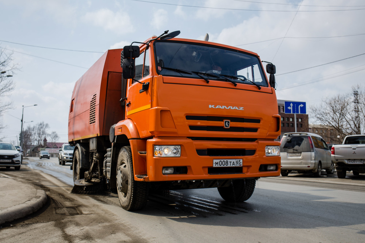 В Южно-Сахалинске продолжают уборку дорог после зимы | 13.04.2020 |  Южно-Сахалинск - БезФормата