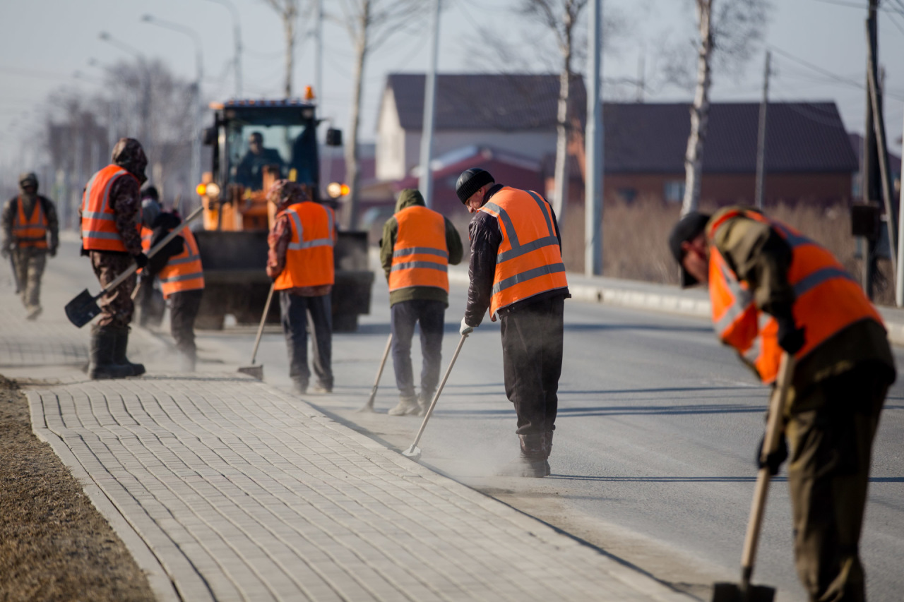 В Южно-Сахалинске продолжают уборку дорог после зимы | 13.04.2020 |  Южно-Сахалинск - БезФормата