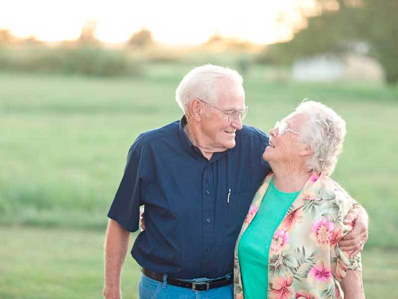 Смена жительства пенсионера. Пенсионеры радуются. Пенсионеры в Израиле. Grandmother and grandfather. Пенсия в Израиле по старости.