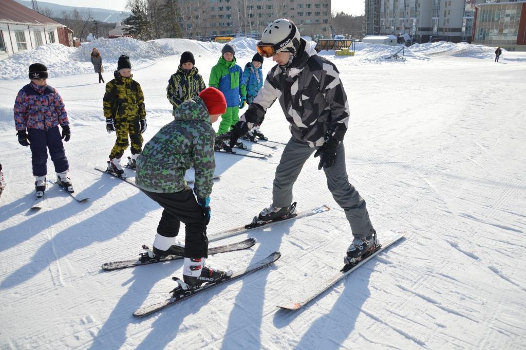 Лыжные уроки в школе. Лыжи в школе. Катание на лыжах в школе. Школьники на лыжах. Школьники на лыжах в школе.