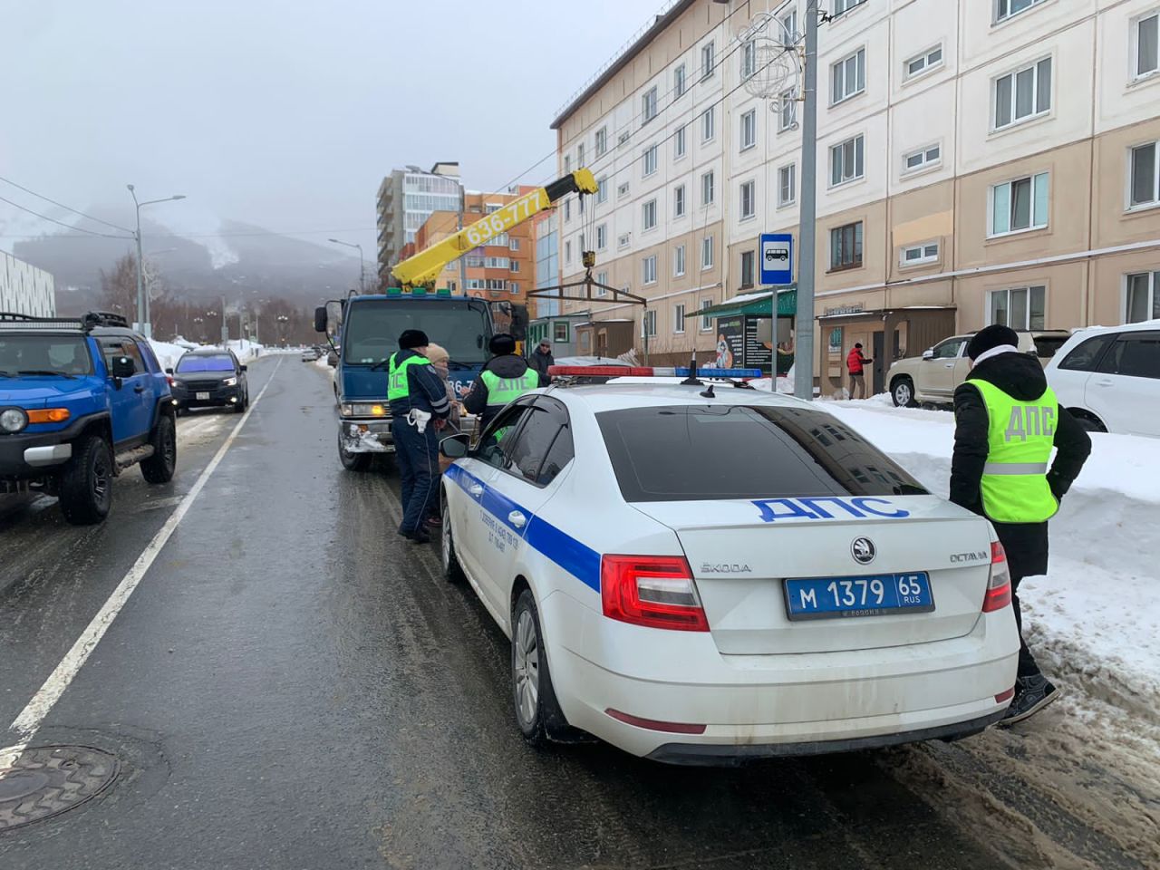 В Южно-Сахалинске эвакуируют автомобили, которые мешают расчистке города |  28.01.2024 | Южно-Сахалинск - БезФормата