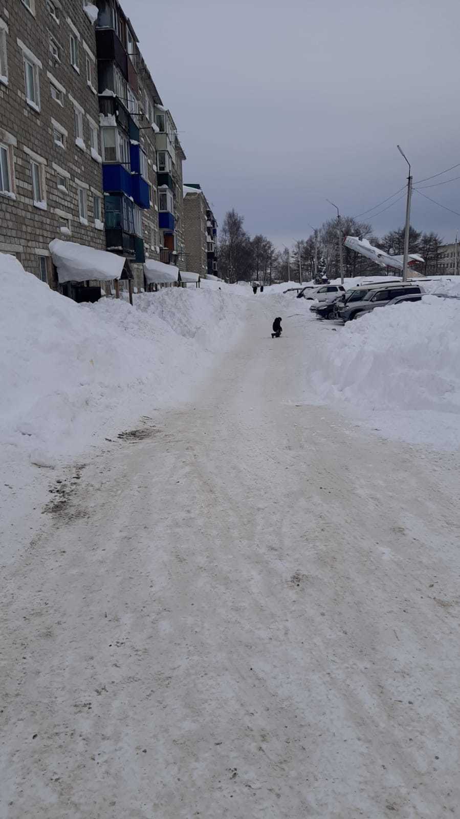 Жители села Сокол попросили спасти тротуар из снежного плена | 18.01.2024 |  Южно-Сахалинск - БезФормата