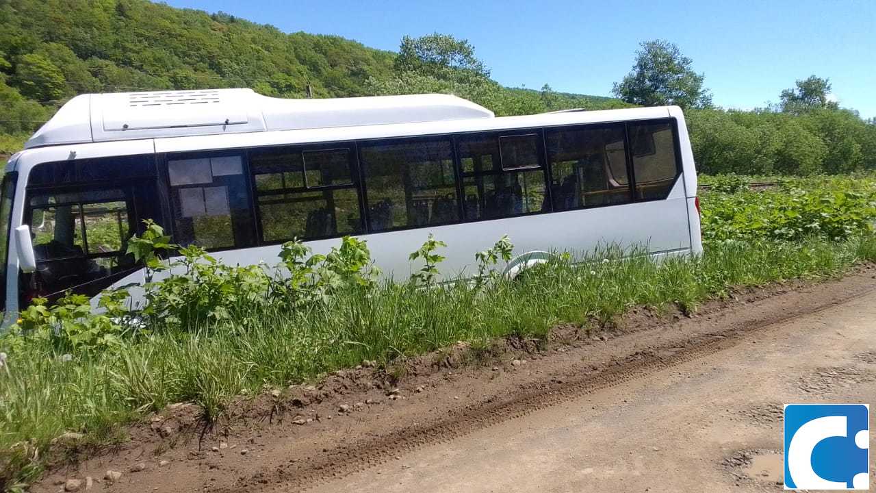 На Сахалине междугородний автобус с людьми вылетел с трассы | 13.06.2024 |  Южно-Сахалинск - БезФормата