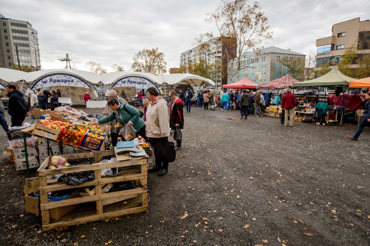 Ярмарка в южно сахалинске. Ярмарка торговля. Ярмарка в городе. Уличная торговля ярмарка. Ярмарочная торговля.