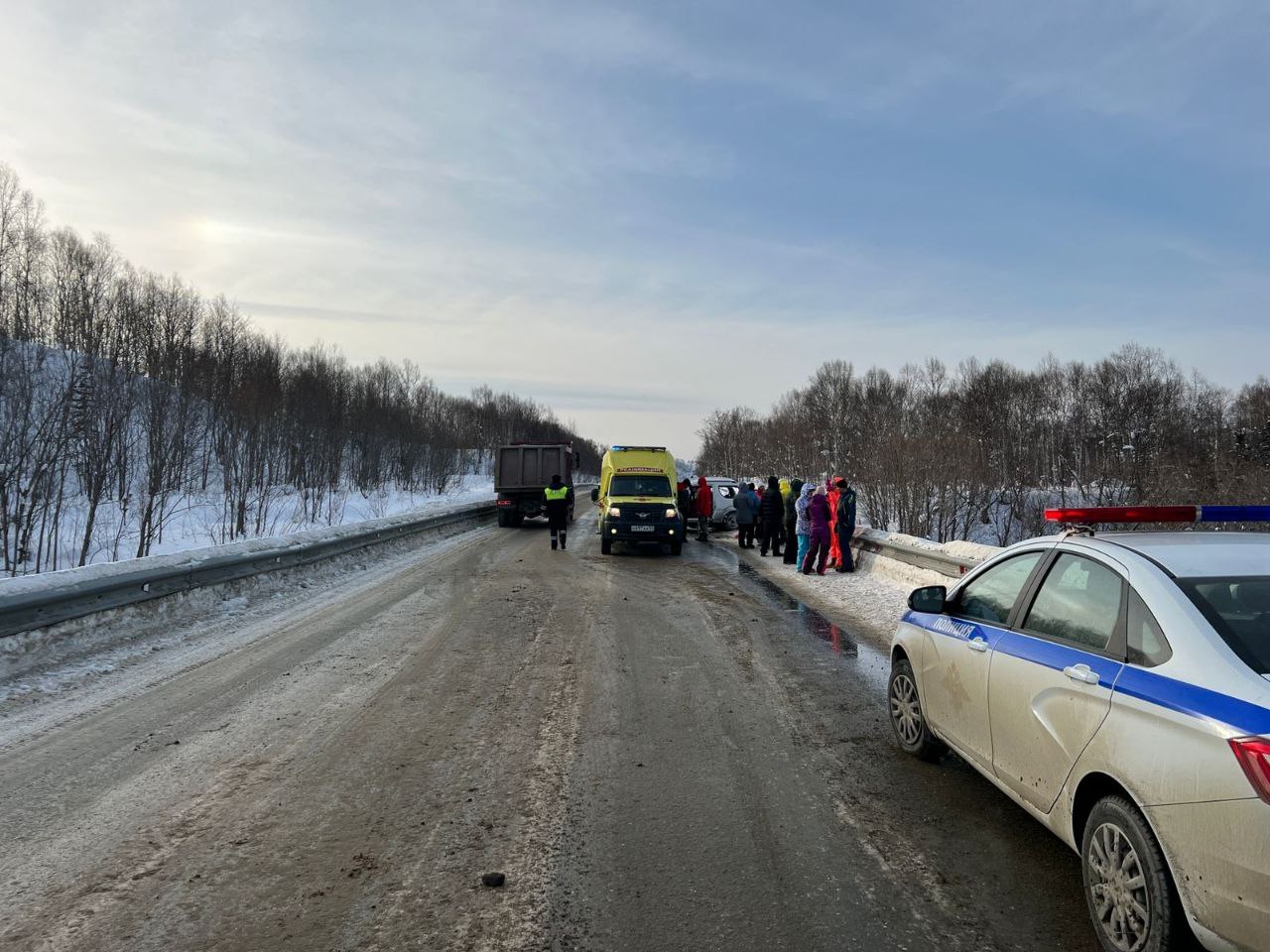 Новости южно сахалинска происшествие. Машина на дороге. ДТП зима машина в смятку. Дороги Сахалина.