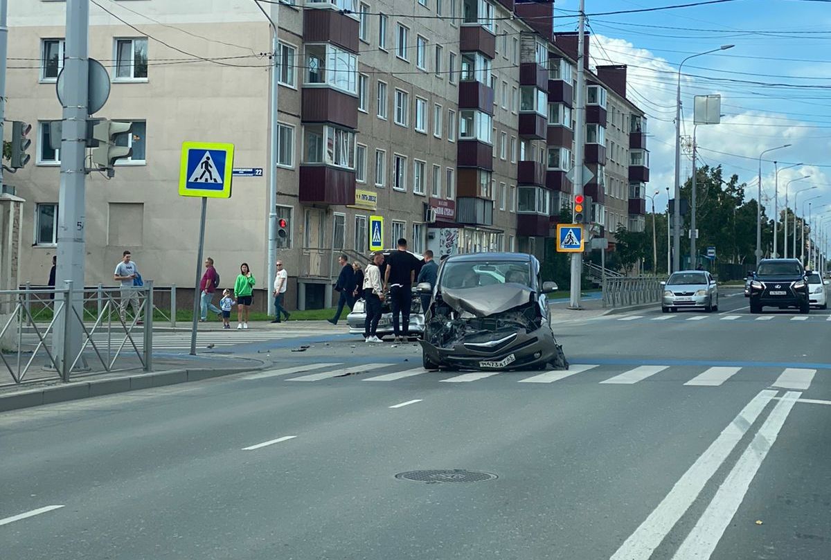 Чёрный и белый автомобили не поделили перекрёсток Тихоокеанской и  Комсомольской в Южно-Сахалинске | 28.08.2022 | Южно-Сахалинск - БезФормата