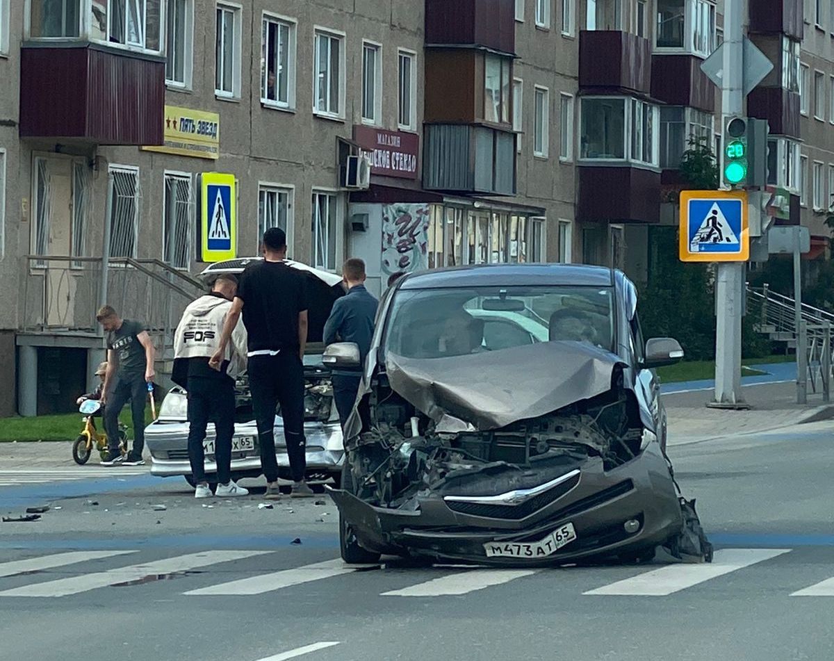 Чёрный и белый автомобили не поделили перекрёсток Тихоокеанской и  Комсомольской в Южно-Сахалинске | 28.08.2022 | Южно-Сахалинск - БезФормата