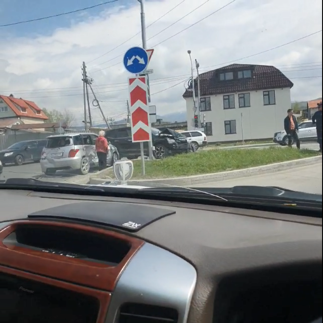 Два автомобиля не поделили перекрёсток в Южно-Сахалинске | 20.05.2022 |  Южно-Сахалинск - БезФормата