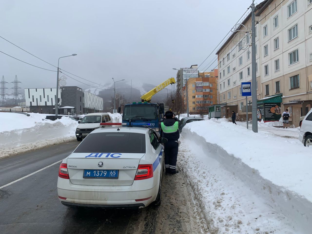 В Южно-Сахалинске эвакуируют автомобили, которые мешают расчистке города |  28.01.2024 | Южно-Сахалинск - БезФормата