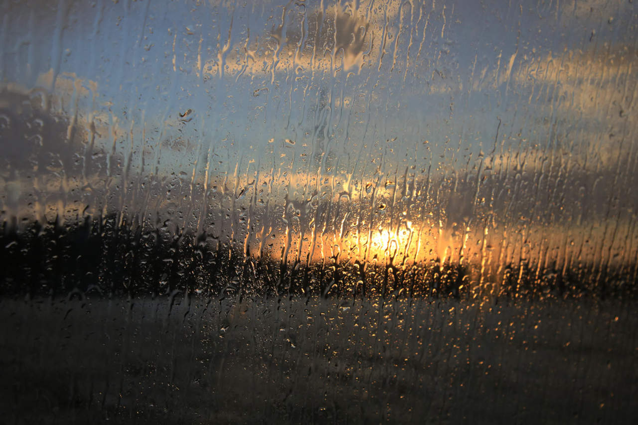 Дождь ком. Дождь за окном. Ливень. Дождь в окне. Дождливое окно.