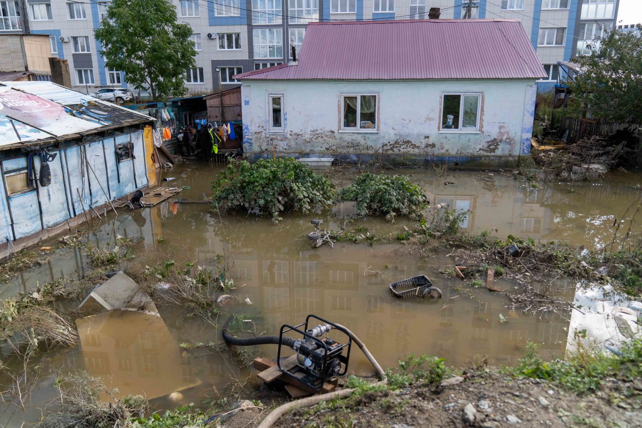 Спасатели откачали воду из подтопленных домов в Южно-Сахалинске |  08.10.2023 | Южно-Сахалинск - БезФормата