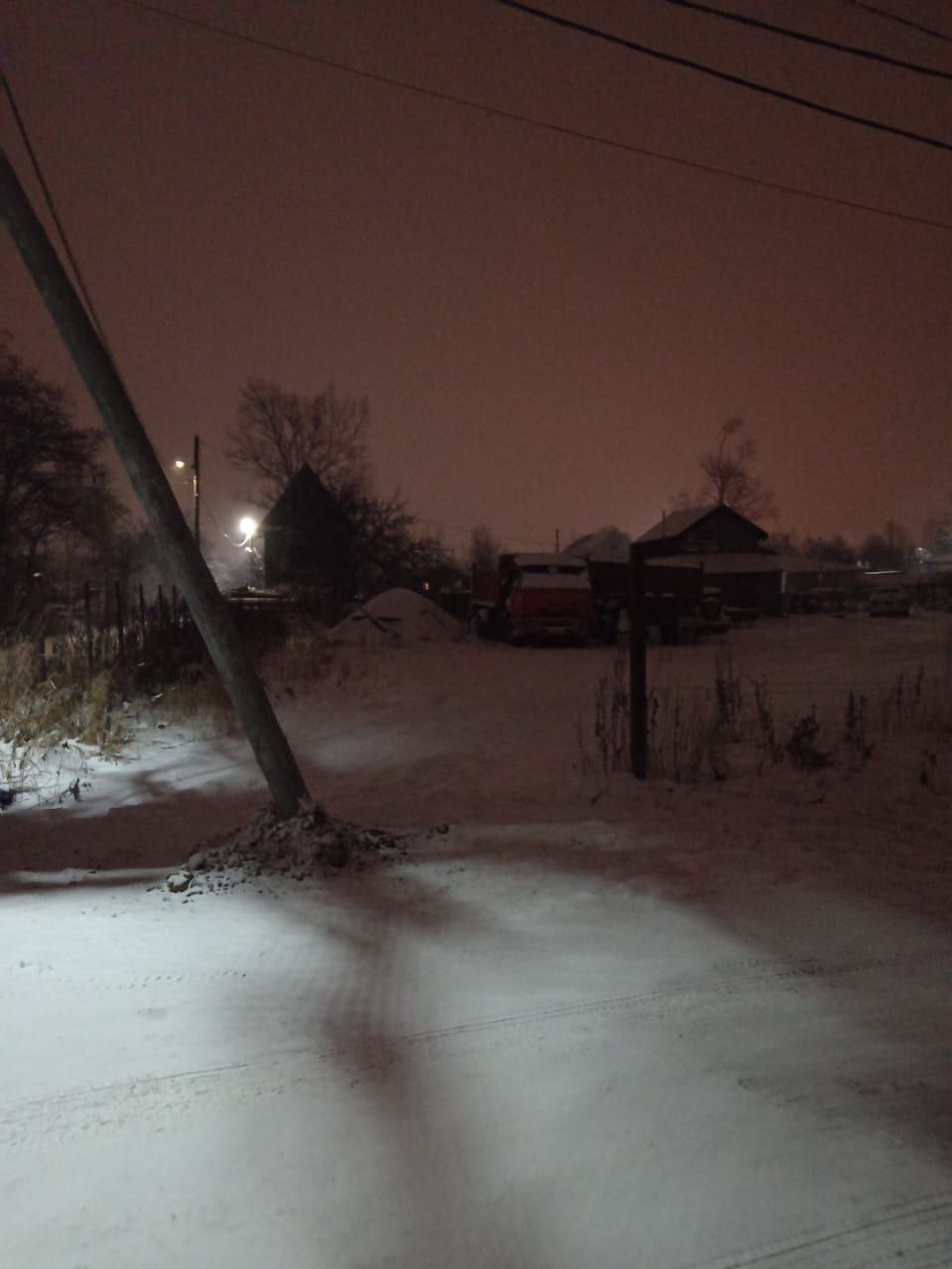 Въезд на участок сахалинского СНТ перегородил столб ЛЭП | 19.12.2023 |  Южно-Сахалинск - БезФормата