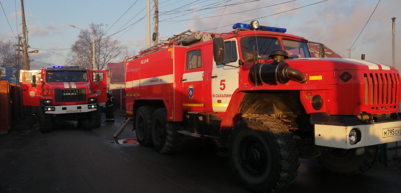 Пожарные устранили возгорание жилого дома в Южно-Сахалинске | 15.11.2021 |  Южно-Сахалинск - БезФормата