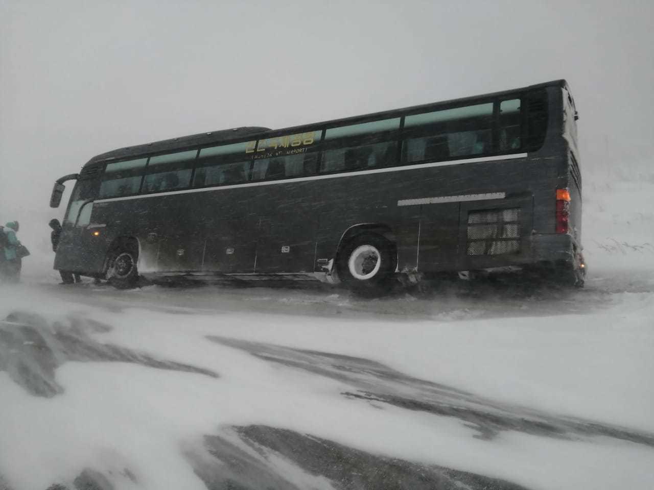 45 автобус южно сахалинск. Автобус застрял в снегу. Автобусы на Сахалине. Автобус в метель. Автобусы Южно-Сахалинска.