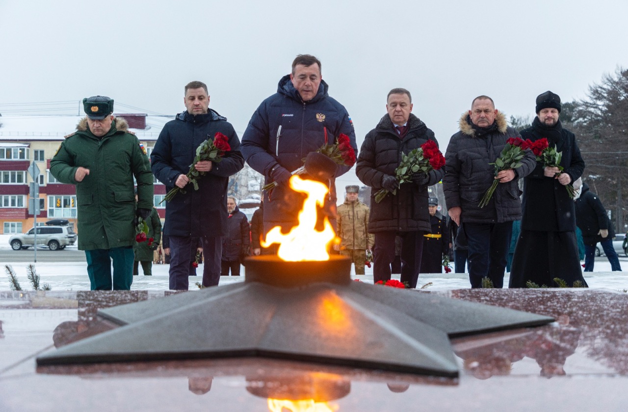 Губернатор Сахалинской области в День защитника Отечества возложил цветы к  Вечному огню | 23.02.2023 | Южно-Сахалинск - БезФормата